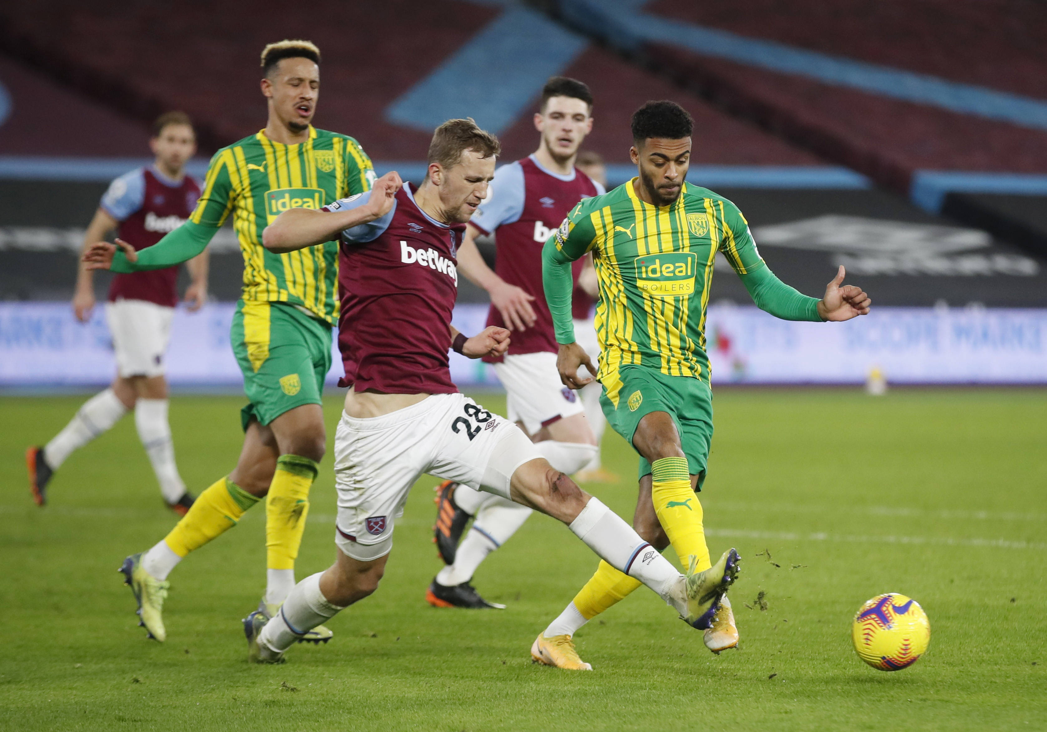 并且形成对 并且形成对